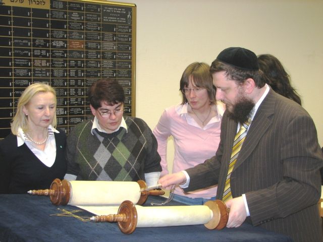 Der Rabbiner rollt eine Thorarolle zur Anschauung auf