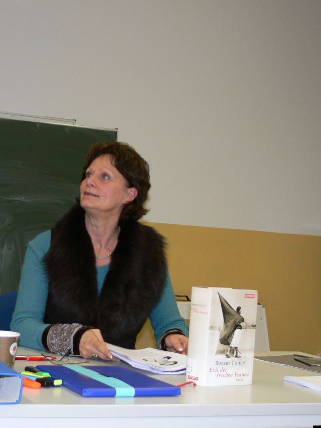Frau Hiltrud Geburek mit dem Buch 
