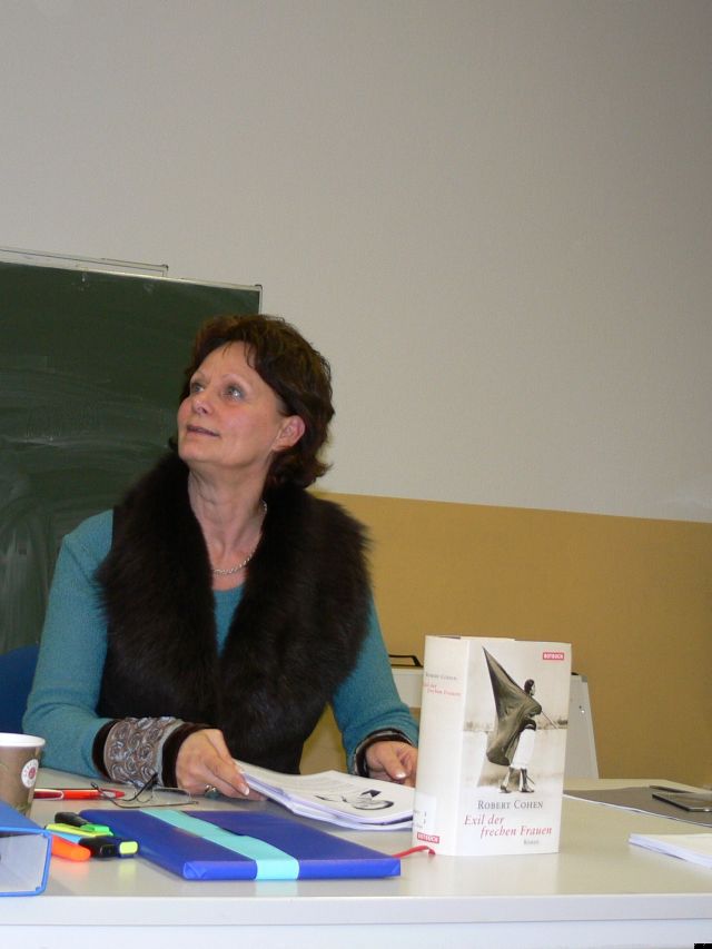 Frau Hiltrud Geburek mit dem Buch 